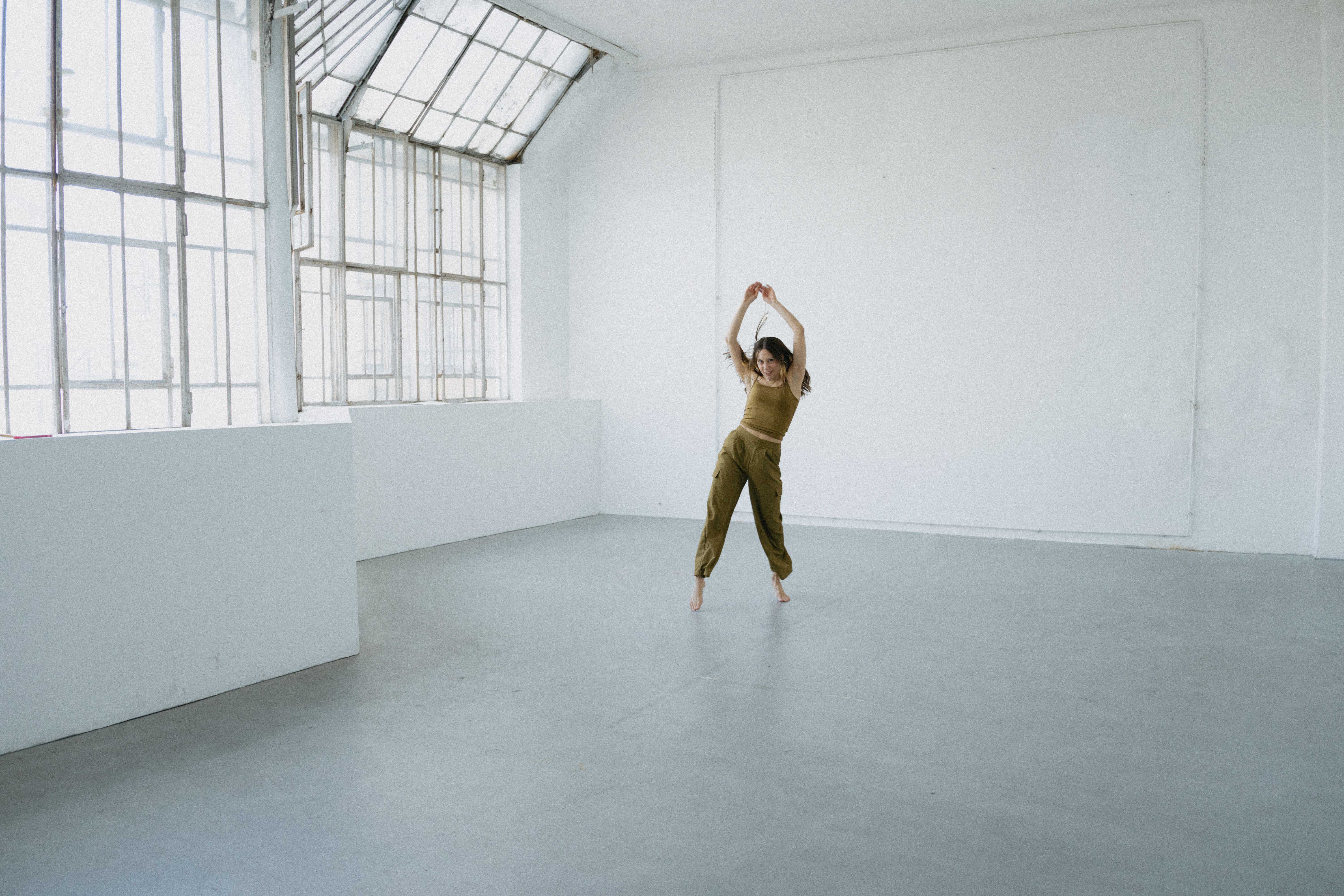 Anna Míra Finta dancing